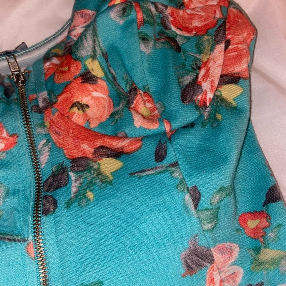 Light blue tank top with flowers and a zip up. - Picture 5 of 5
